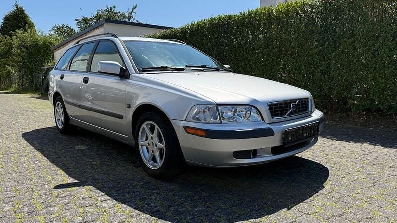 Silber Gebraucht 2003 Volvo V40 Kombi | 1.490 € (Fairer Preis) - Bild 1/4