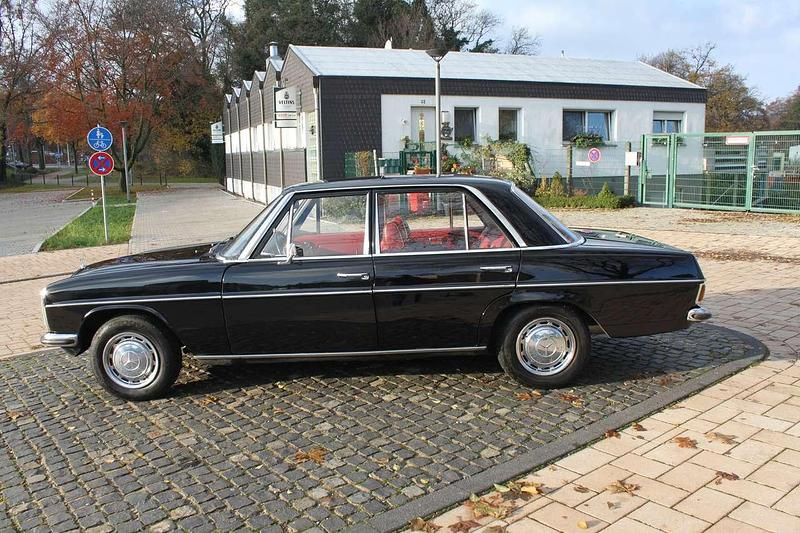 Schwarz Gebraucht 1974 Mercedes 220 Limousine | 19.950 € - Bild 1/4