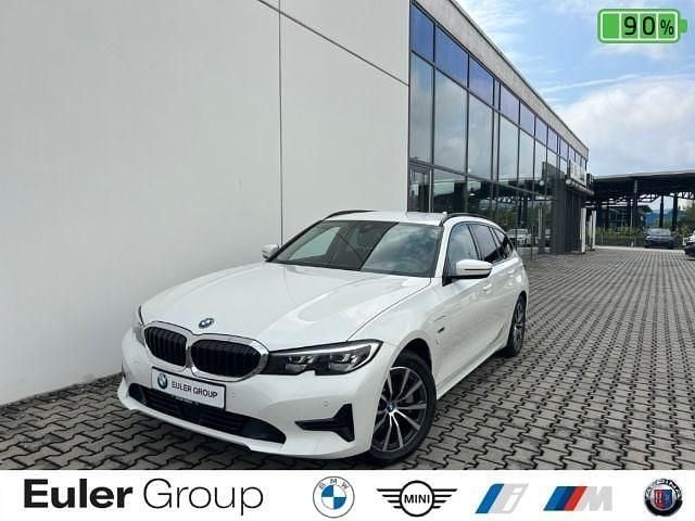 Weiss Gebraucht 2022 BMW 330e Sport Line Kombi | 28.966 € (Fairer Preis) - Bild 1/4