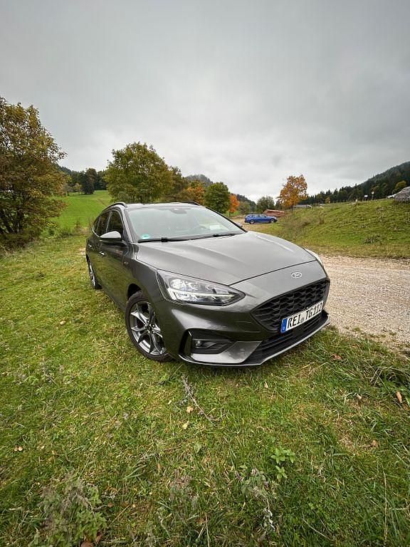 Grau Gebraucht 2020 Ford Focus ST-Line Limousine | 16.300 € (Fairer Preis) - Bild 1/4