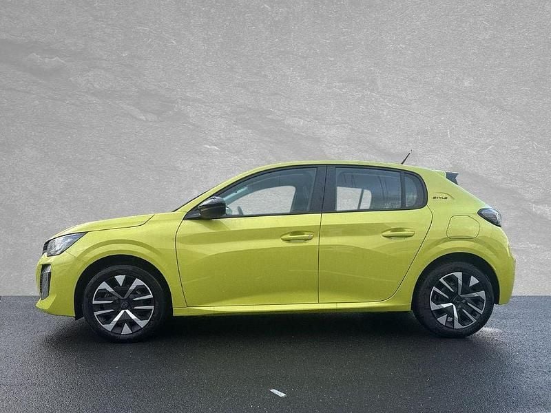 Neu Peugeot 208 Style 101 PS (74 kW) 2025 Met. agueda gelb Kleinwagen