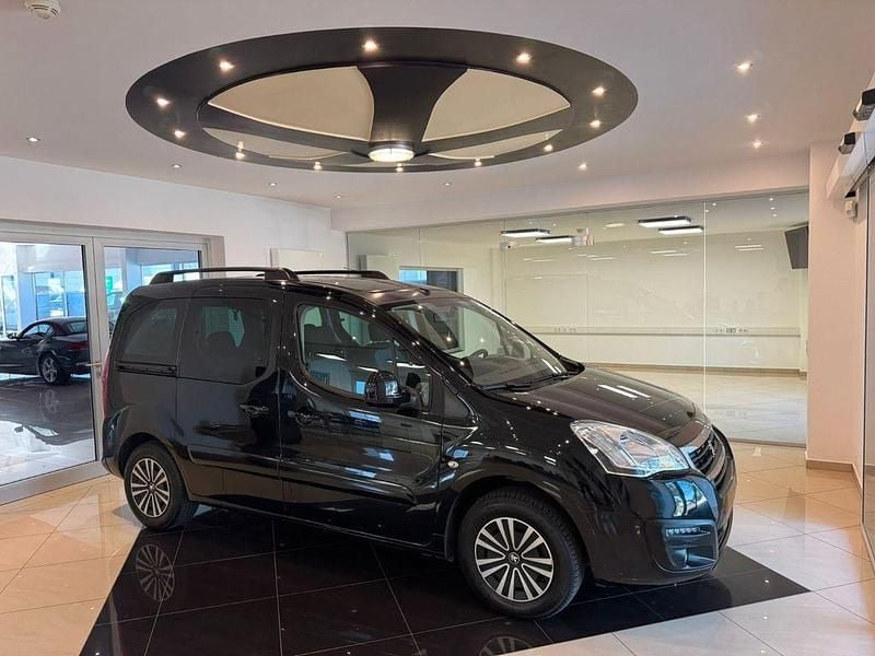 Schwarz Gebraucht 2016 Peugeot Partner Tepee Van / Kleinbus | 10.499 € (Fairer Preis) - Bild 1/4