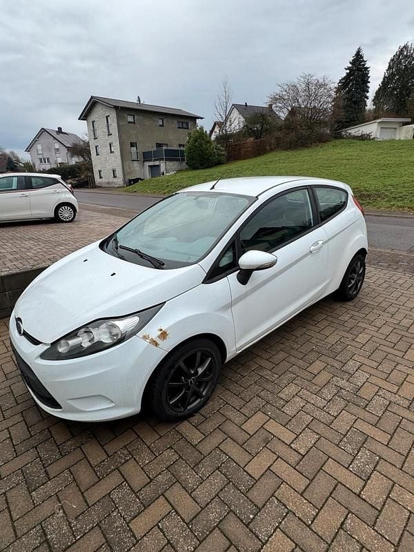 Gebraucht Ford Fiesta Ambiente 82 PS (60 kW) 2010 Weiß Kleinwagen