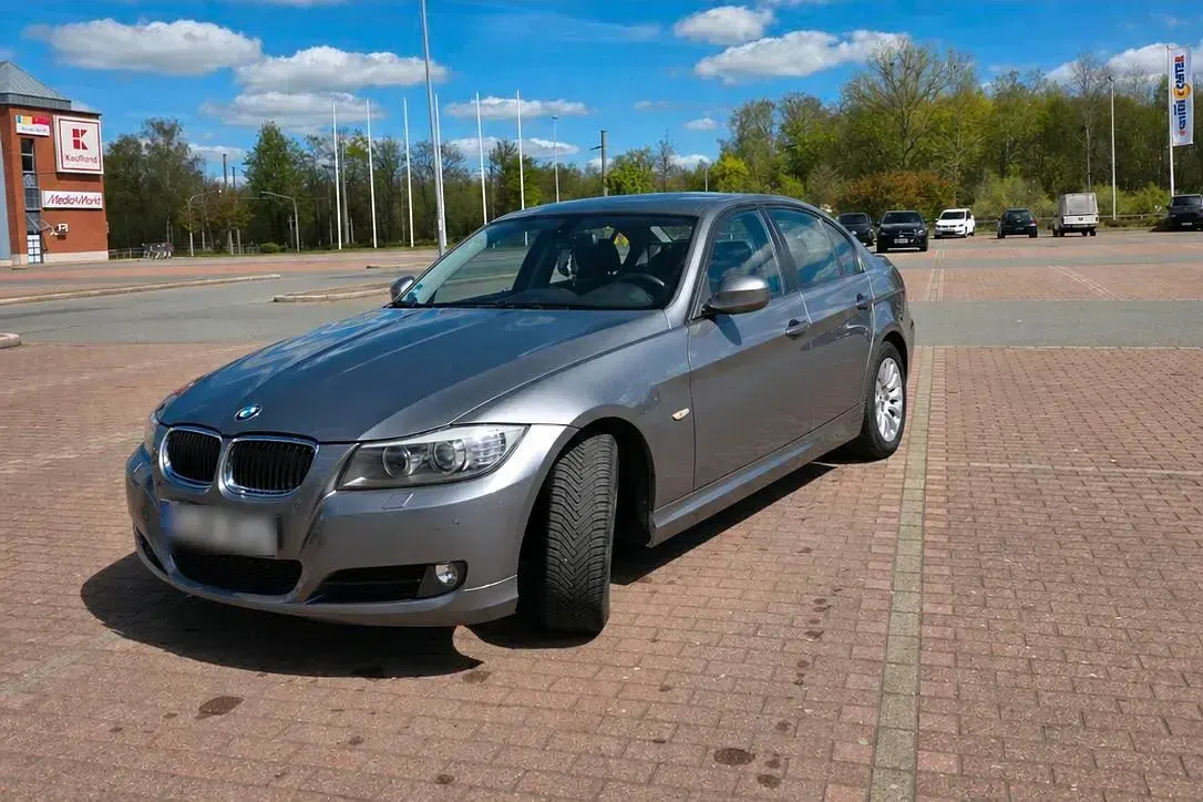 Gebraucht BMW 318 143 PS (105 kW) 2009 Grau Limousine