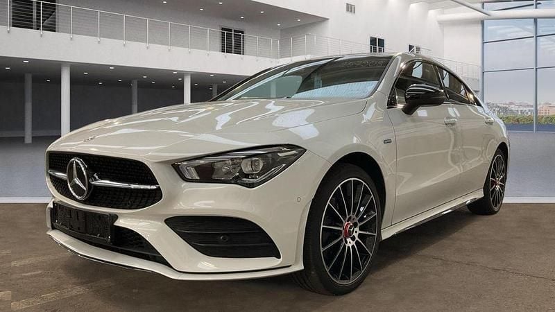 Weiß Gebraucht 2020 Mercedes CLA250e AMG Limousine | 28.980 € (Guter Preis) - Bild 1/3