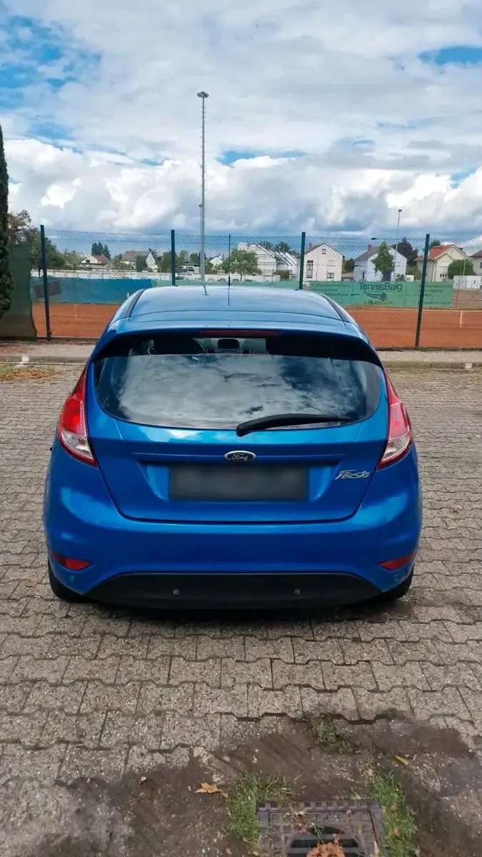 Gebraucht Ford Fiesta 82 PS (60 kW) 2014 Blau Kleinwagen