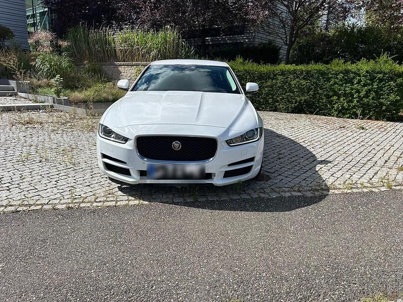 Gebraucht Jaguar XE 185 PS (136 kW) 2019 Weiß Limousine