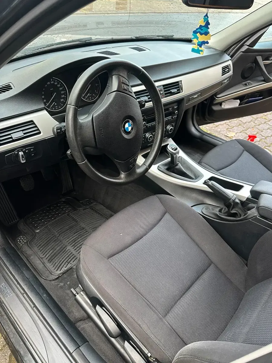 Gebraucht BMW 318 143 PS (105 kW) 2011 Schwarz Kombi