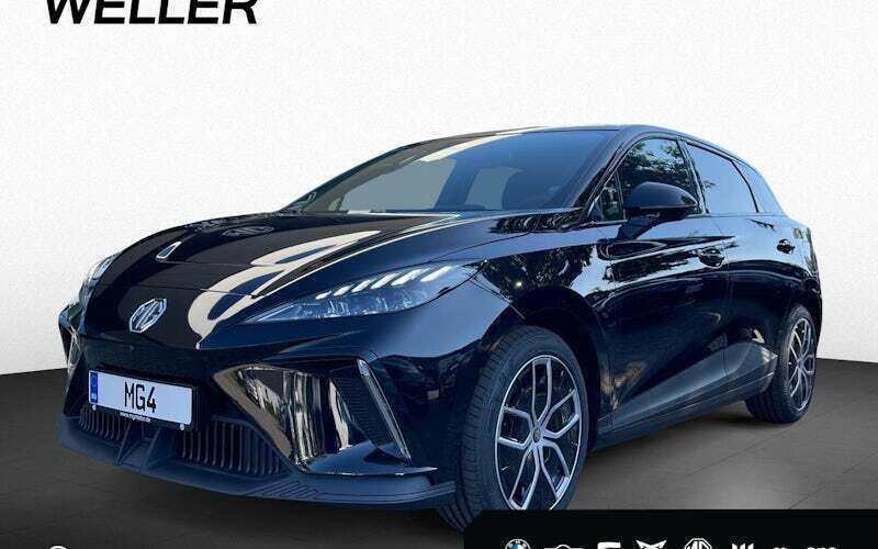 Schwarz (pebble black (schwarz)) Gebraucht 2023 MG MG4 EV Luxury Kleinwagen | 42.640 € - Bild 1/4