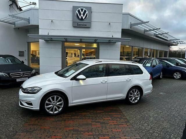 Gebraucht VW Golf VII Highline 150 PS (110 kW) 2020 Pure white Kombi