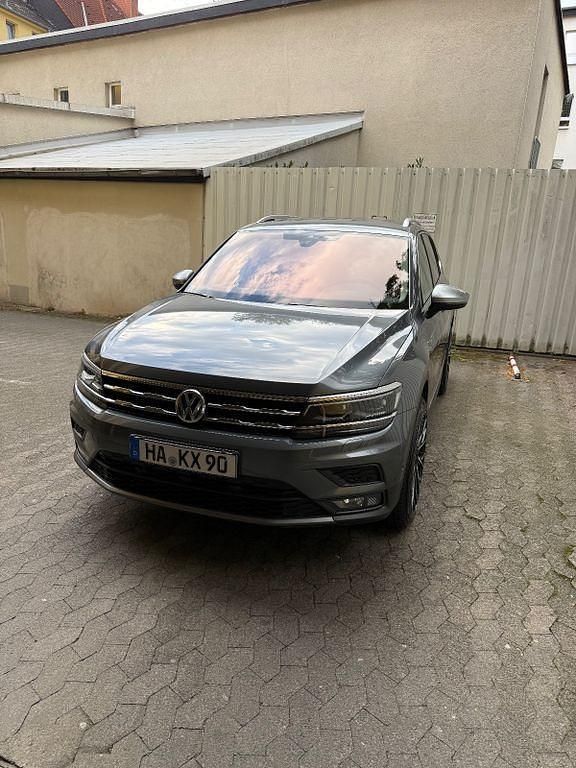 Grau Gebraucht 2021 VW Tiguan Allspace Comfortline SUV | 31.400 € (Etwas zu teuer) - Bild 1/4