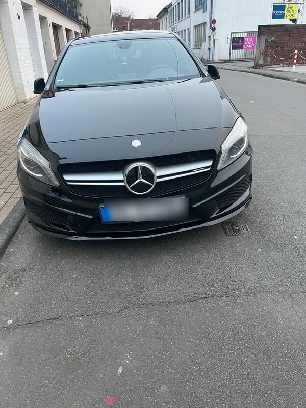 Schwarz Gebraucht 2012 Mercedes A180 AMG line Limousine | 14.400 € (Etwas zu teuer) - Bild 1/4
