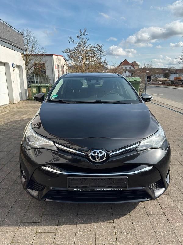 Gebraucht Toyota Avensis Comfort 111 PS (81 kW) 2015 Schwarz Kombi