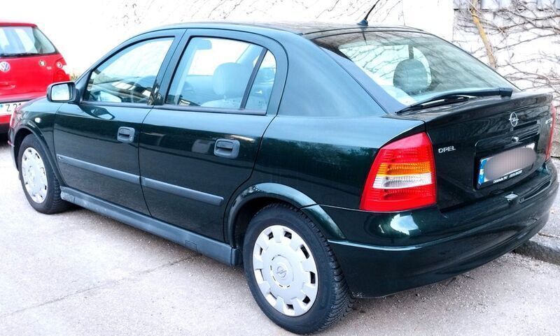 Grün Gebraucht 2002 Opel Astra Elegance Limousine | 2.999 € (Teuer) - Bild 1/4