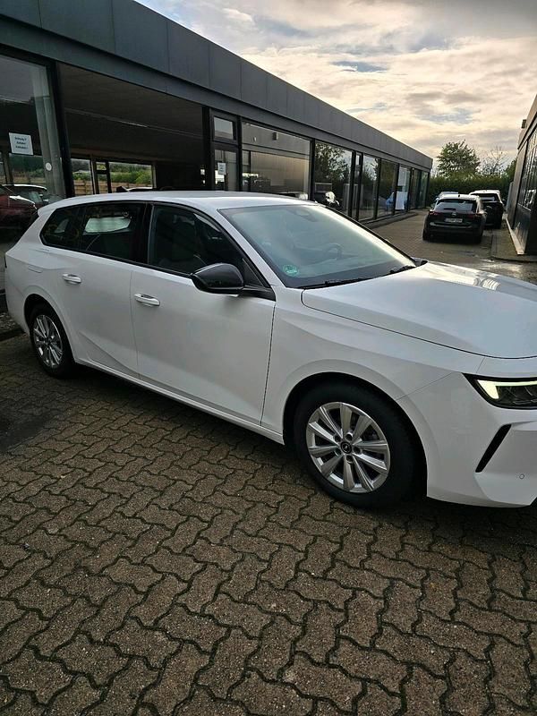 Weiß Gebraucht 2023 Opel Astra Kombi | 19.444 € (Fairer Preis) - Bild 1/2