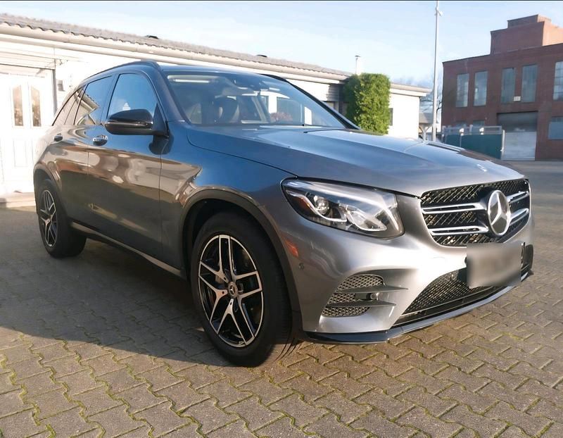 Grau Gebraucht 2018 Mercedes GLC250 AMG line SUV | 38.000 € - Bild 1/4