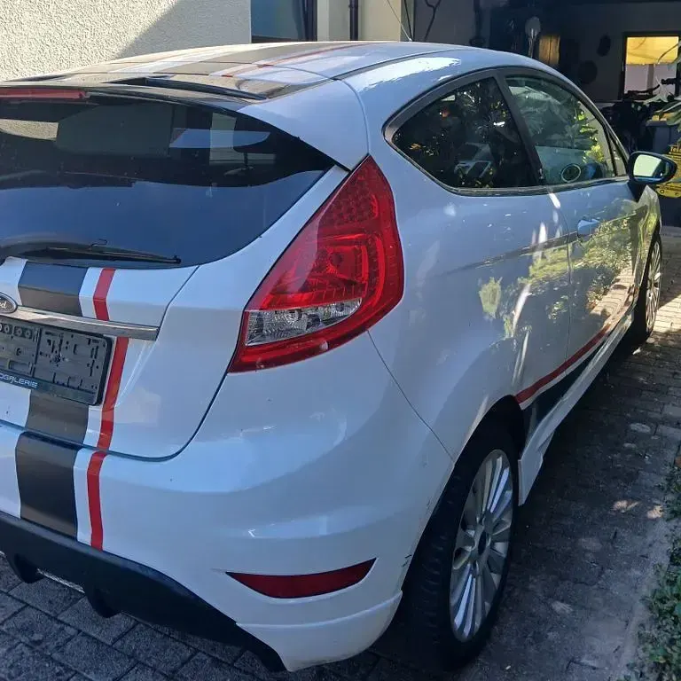 Gebraucht Ford Fiesta Titanium 82 PS (60 kW) 2011 Weiß Limousine