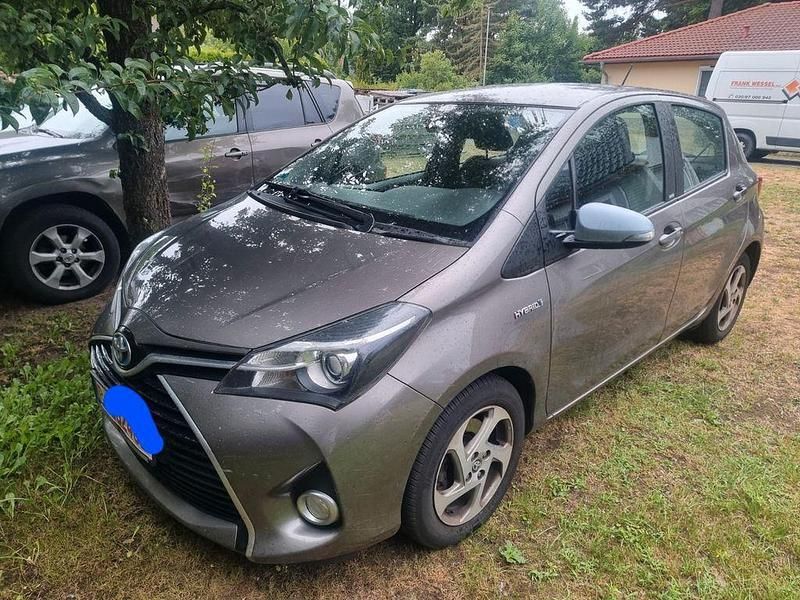 Braun Gebraucht 2016 Toyota Yaris Hybrid Edition-S Limousine | 6.800 € (Teuer) - Bild 1/3