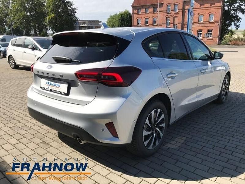 Gebraucht Ford Focus Titanium 125 PS (91 kW) 2025 Polarsilber metallic (silber) Limousine