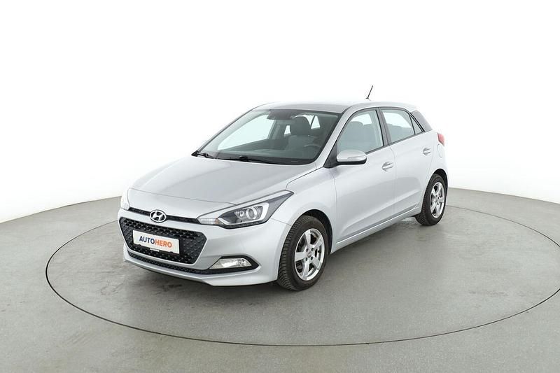 Silber Gebraucht 2016 Hyundai i20 Comfort Limousine | 12.610 € (Fairer Preis) - Bild 1/3