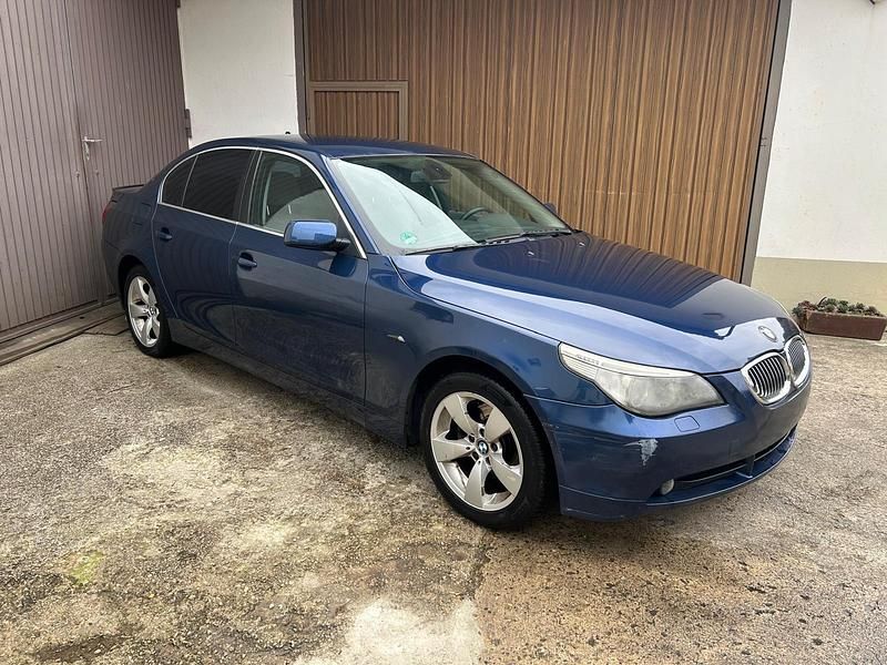 Blau Gebraucht 2004 BMW 520 Limousine | 2.199 € (Superpreis) - Bild 1/4