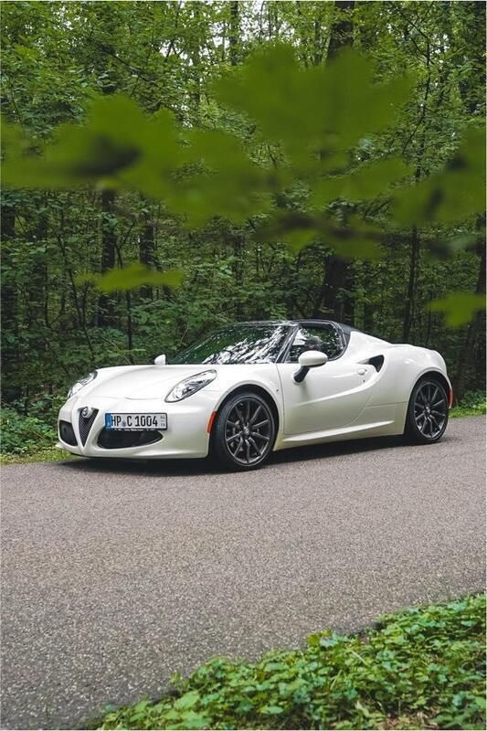 Weiß Gebraucht 2016 Alfa Romeo 4C Spider Cabrio | 75.777 € - Bild 1/4