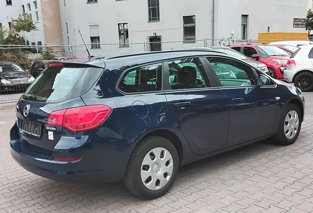 Gebraucht Opel Astra Selection 101 PS (74 kW) 2012 Blau Kombi
