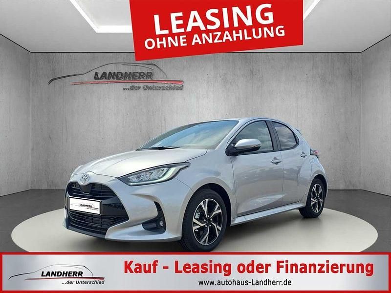 Silver grey Neu 2025 Toyota Yaris Hybrid Trend Limousine | 21.125 € (Superpreis) - Bild 1/4