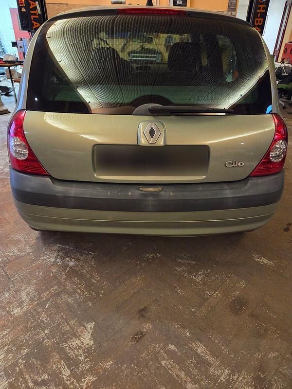 Gebraucht Renault Clio II Authentique 75 PS (55 kW) 2002 Grün Kleinwagen