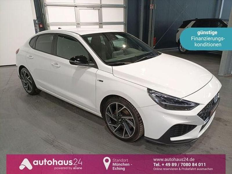 Weiß Gebraucht 2022 Hyundai i30 N Line Limousine | 20.970 € (Fairer Preis) - Bild 1/4