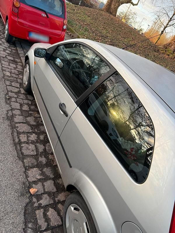 Gebraucht Ford Fiesta 68 PS (50 kW) 2004 Silber Kleinwagen