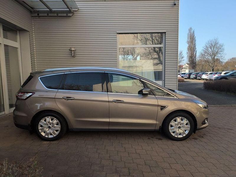 Gebraucht Ford S-MAX Titanium 165 PS (121 kW) 2019 Silber Van / Kleinbus