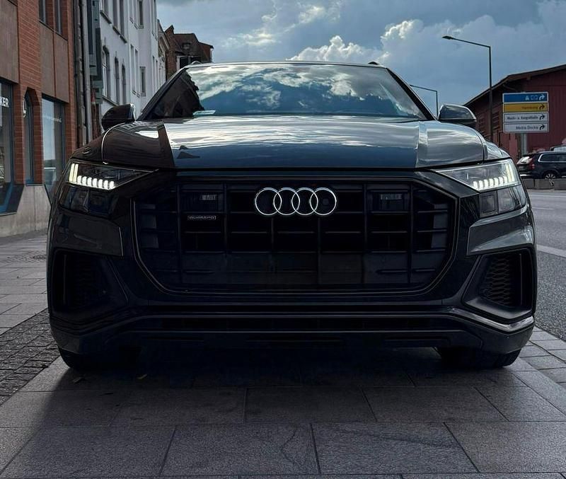 Grau Gebraucht 2019 Audi Q8 Sport SUV | 50.995 € (Etwas zu teuer) - Bild 1/4