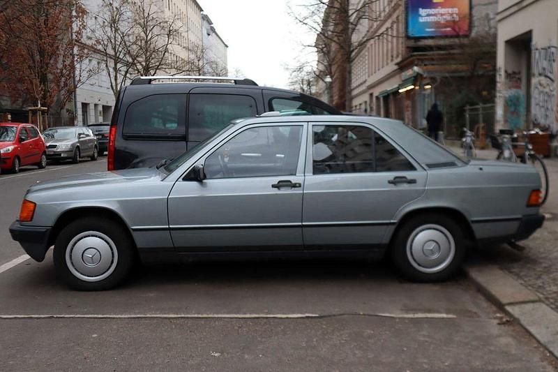 Gebraucht Mercedes 190 122 PS (89 kW) 1983 Silber Limousine