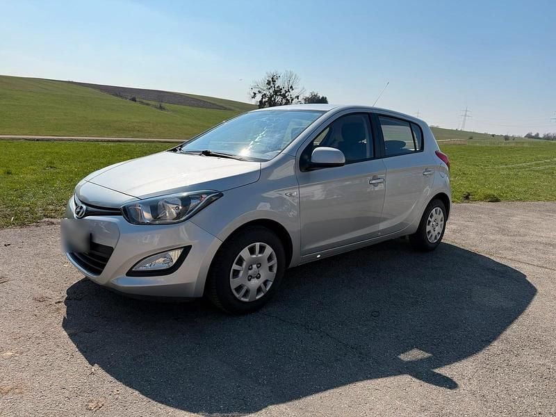 Gebraucht Hyundai i20 86 PS (63 kW) 2013 Silber Kleinwagen