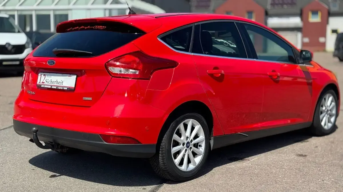 Używany Ford Focus Titanium 125 KM (91 kW) 2017 Czerwony Sedan/Limuzyna