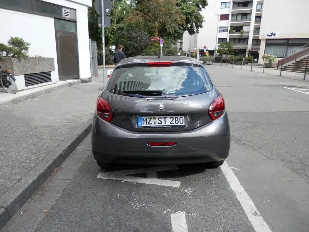 Gebraucht Peugeot 208 Active 83 PS (61 kW) 2019 Grau Kleinwagen