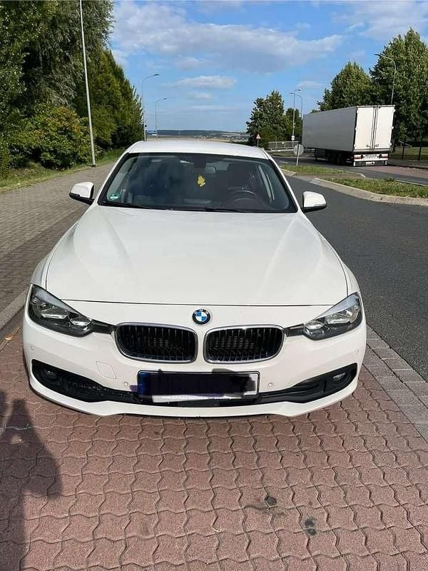 Weiß Gebraucht 2017 BMW 320 Advantage Limousine | 18.500 € (Etwas zu teuer) - Bild 1/4