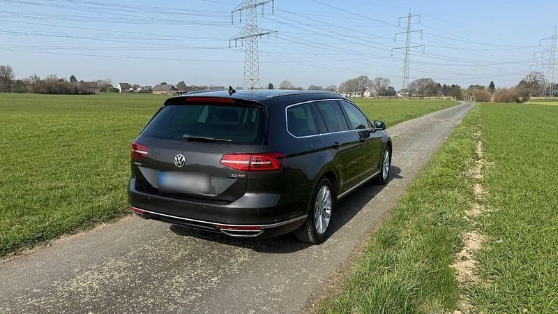 Gebraucht VW Passat Highline 193 PS (141 kW) 2018 Grau Kombi