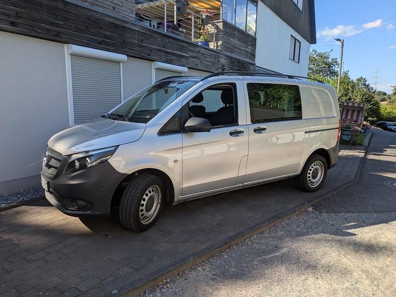Silber Gebraucht 2021 Mercedes Vito Van / Kleinbus | 34.000 € - Bild 1/4