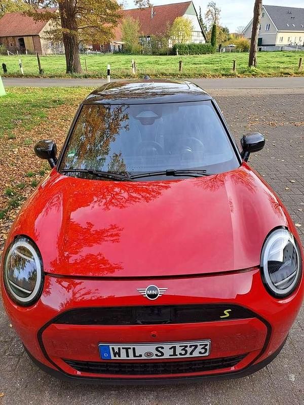 Neu Mini Cooper SE Classic 160 kW (218 PS) 2025 Rot Kleinwagen