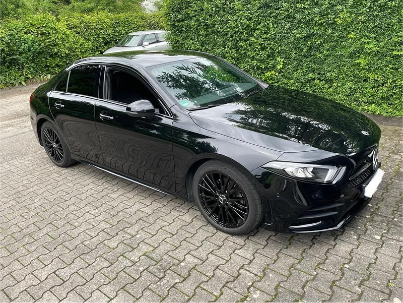 Schwarz Gebraucht 2020 Mercedes A200 AMG line Limousine | 27.000 € (Teuer) - Bild 1/4