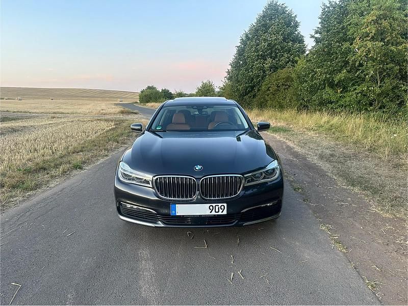 Grau Gebraucht 2017 BMW 750 Executive Limousine | 33.595 € (Fairer Preis) - Bild 1/4