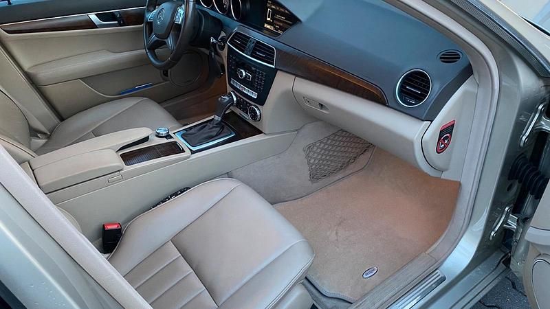 Beige Gebraucht 2012 Mercedes C250 Limousine | 19.999 € - Bild 1/4