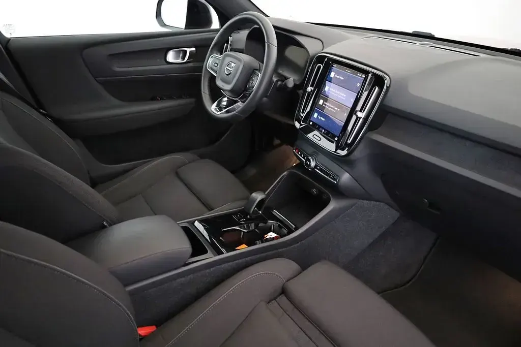 Gebraucht Volvo C40 Core 169 kW (231 PS) 2023 Fusion red (metallic) SUV
