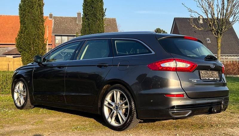 Gebraucht Ford Mondeo Titanium 179 PS (131 kW) 2015 Grau Limousine