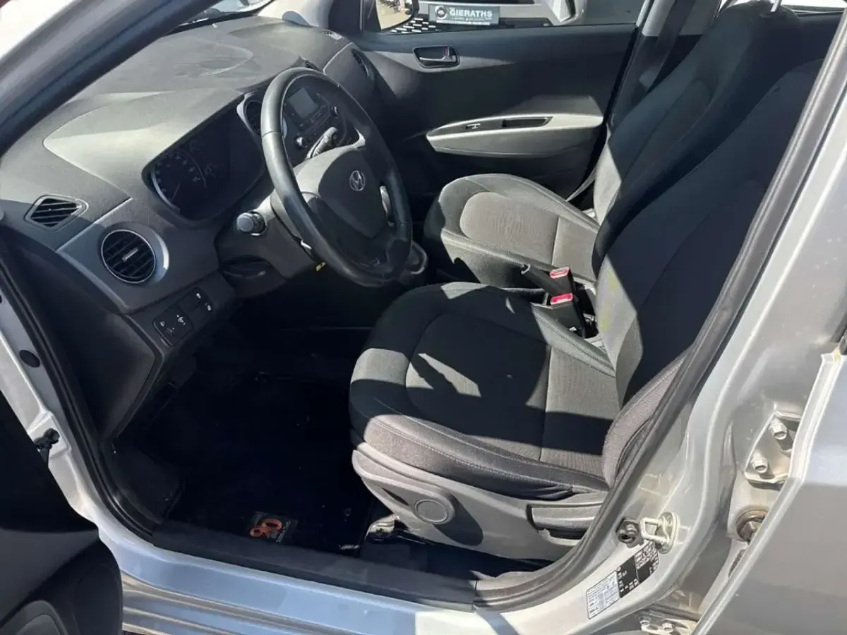 Gebraucht Hyundai i10 67 PS (49 kW) 2020 Sleek silver / met Kleinwagen