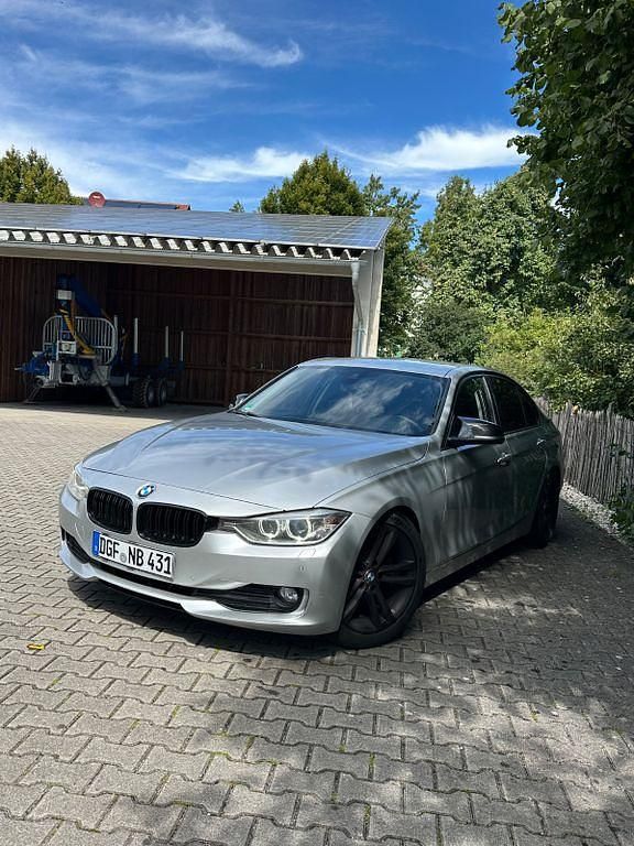 Silber Gebraucht 2015 BMW 320 M Sport Limousine | 10.500 € (Guter Preis) - Bild 1/4