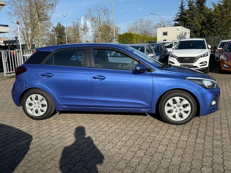 Gebraucht Hyundai i20 Select 75 PS (55 kW) 2019 Blau Kleinwagen