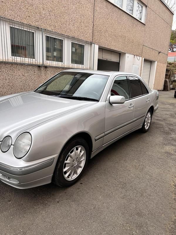 Gebraucht Mercedes E240 170 PS (125 kW) 2001 Silber Limousine